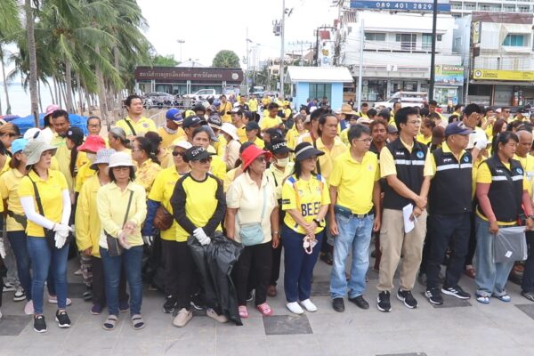 ชลบุรี เมืองพัทยา จับมือ ชาวจอมเทียน จัดกิจกรรมเก็บขยะชายหาดจอมเทียน เทิดพระเกียรติ พระบาทสมเด็จพระเจ้าอยู่หัว เนื่องในโอกาสมหามงคลวันเฉลิมพระชนมพรรษา