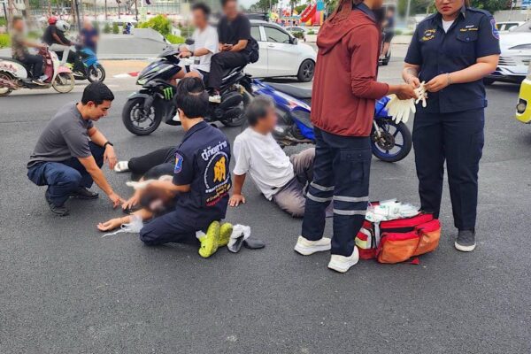 ชลบุรี ชื่นชมตำรวจท่องเที่ยว “ผู้กองนักบู๊” วิ่งข้ามถนนช่วยชาวบ้านหลัง จยย.ล้มเจ็บ