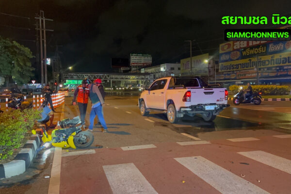 ชลบุรี จยย. ฝ่าไฟแดง ตัดหน้ากระบะกลางแยก สาหัส 2 ราย